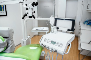 Modern ausgestattetes Behandlungszimmer
